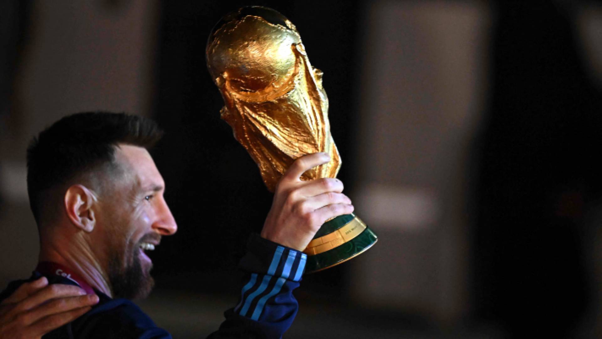 الأرجنتيني ميسي يرفع كأس العالم