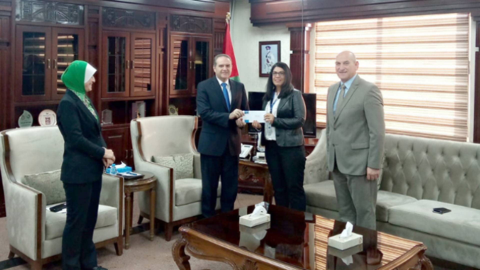 وزير الصحة فراس الهواري يتسلم تبرعا من المديرة العامة للجمعية الملكية للتوعية الصحية أمل عريفج