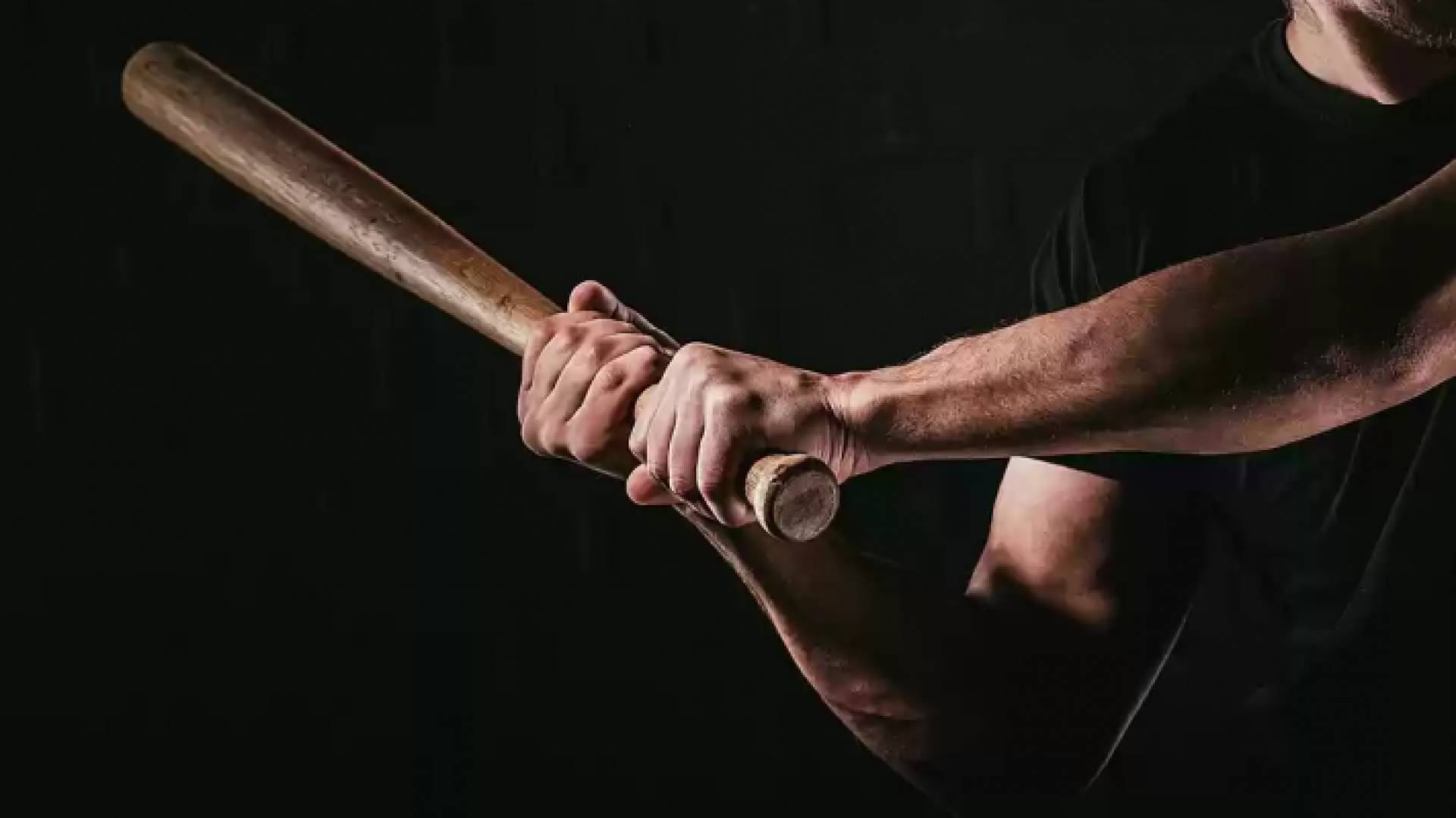 شخص يحمل "قنوة"