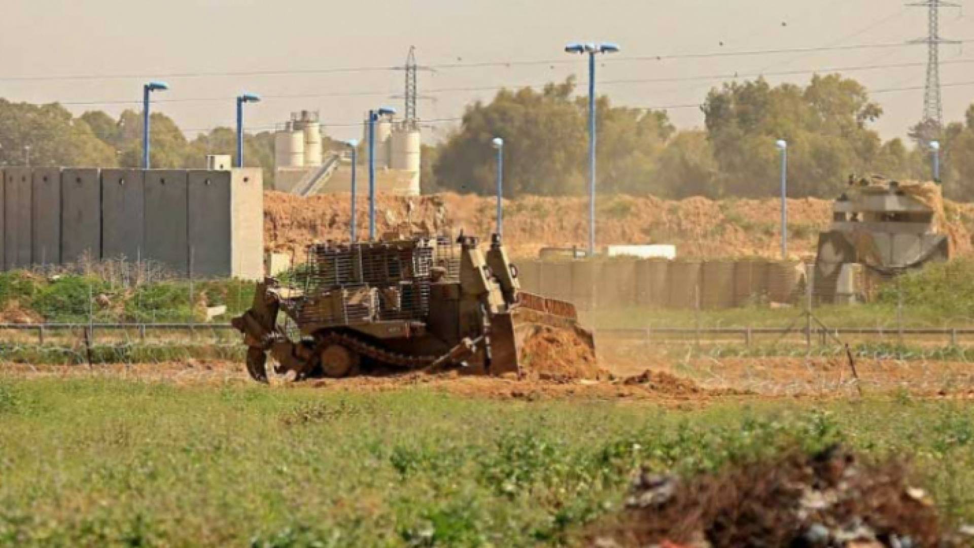 صورة أرشيفية لآلية عسكرية تابعة للاحتلال تجرف أراضي في قطاع غزة