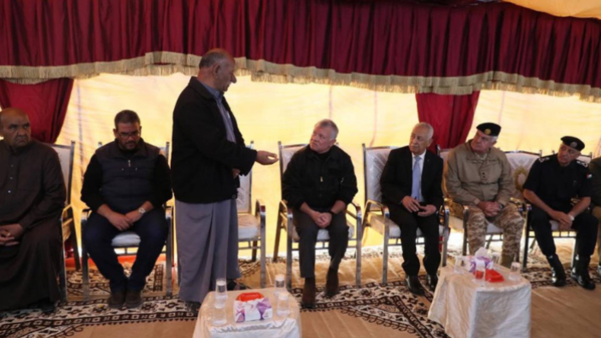 الملك يزور بيت عزاء الشهيد الرقيب إبراهيم الشقارين في محافظة الطفيلة