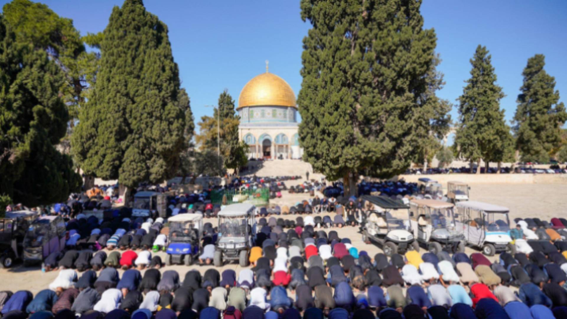 صورة أرشيفية لفلسطينيين يؤدون صلاة الجمعة في المسجد الأقصى