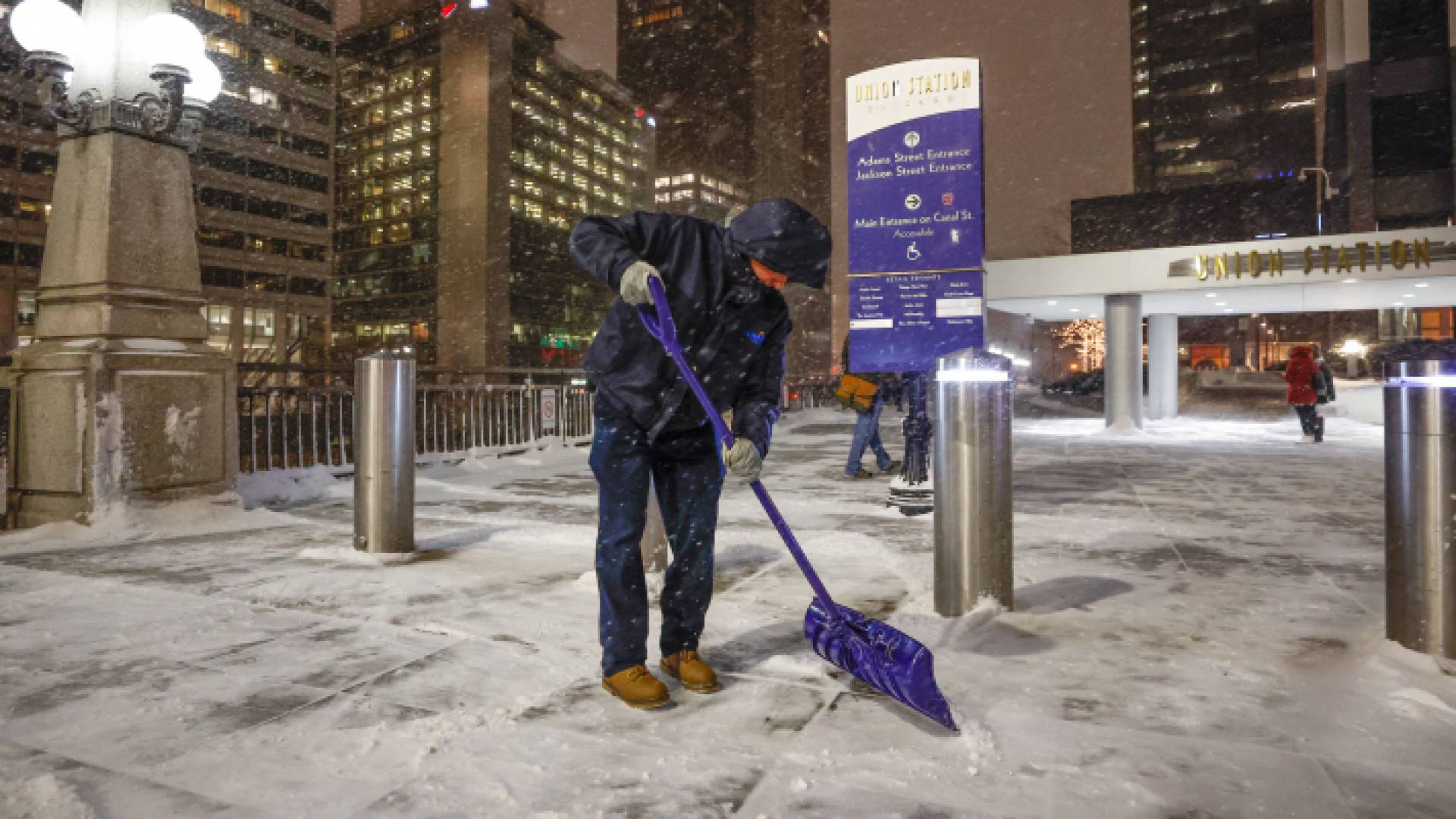 عاصفة شتوية قوية تجتاح الولايات المتحدة تزامنا مع بداية موسم السفر