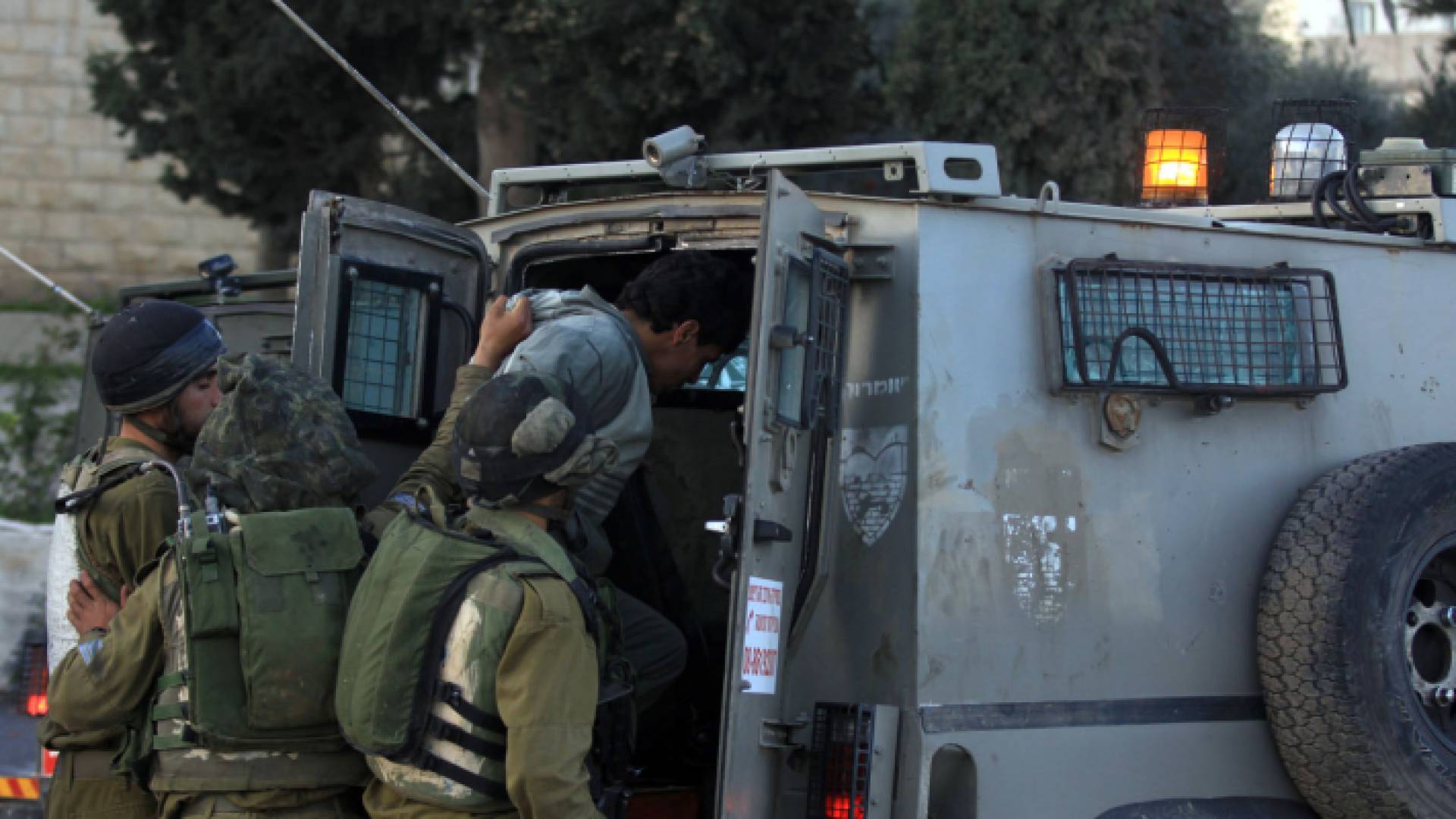 الاحتلال يعتقل فلسطينيا - أرشيفية