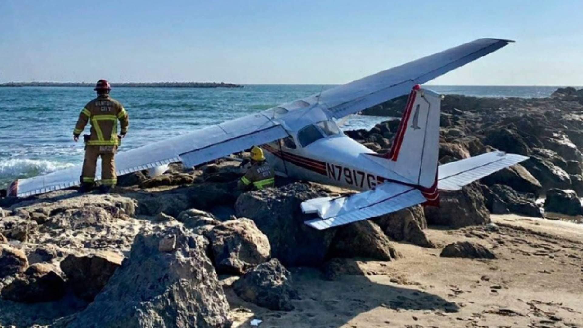تحطم الطائرة على شاطئ في كاليفورنيا