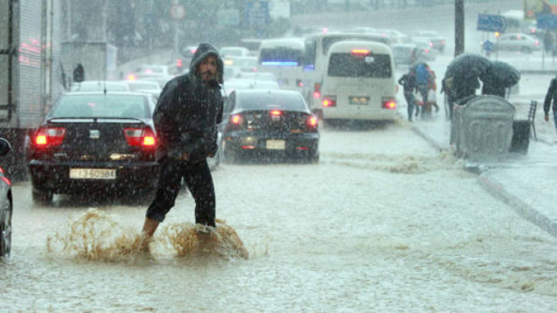 أمطار الخير في أحد شوارع العاصمة