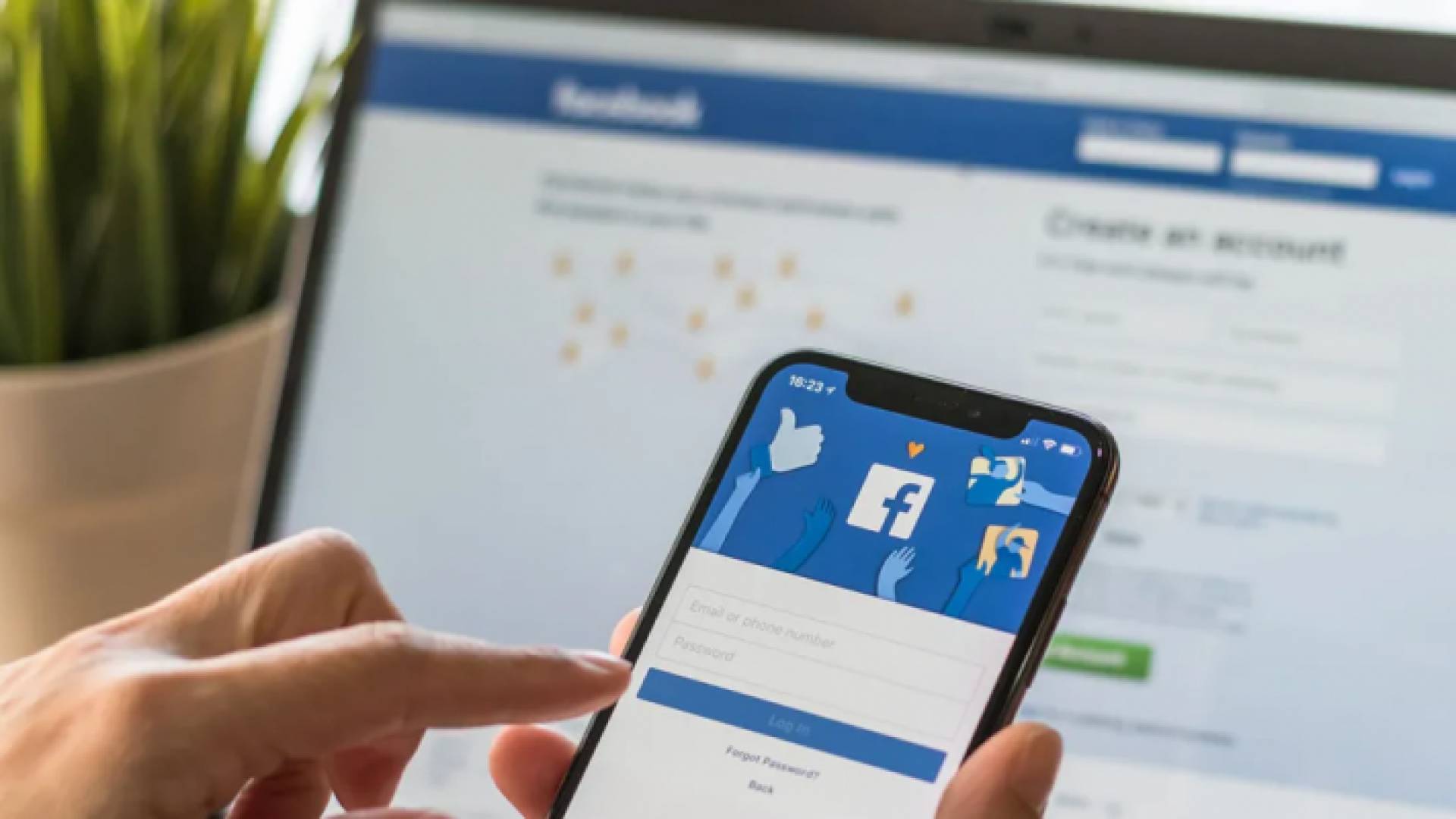 مستخدمة لفيسبوك - تعبيرية