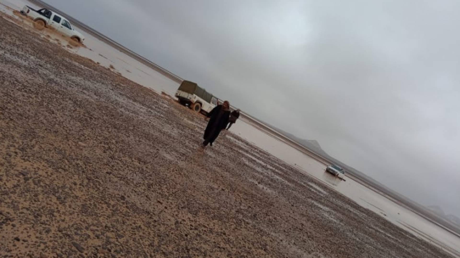 مواطنون داهمتهم السيول