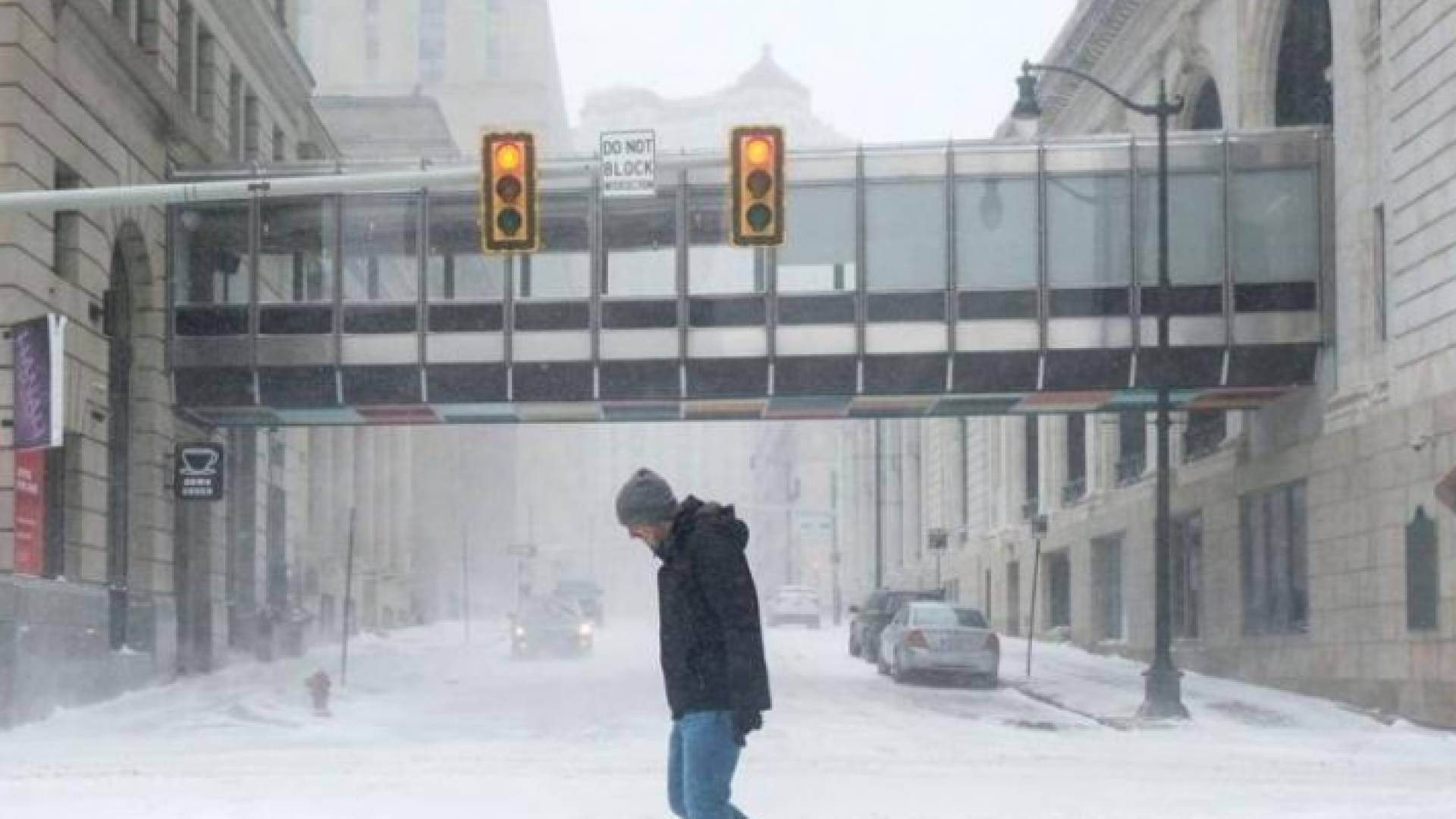 من مشاهد العاصفة الثلجية التي تضرب أمريكا