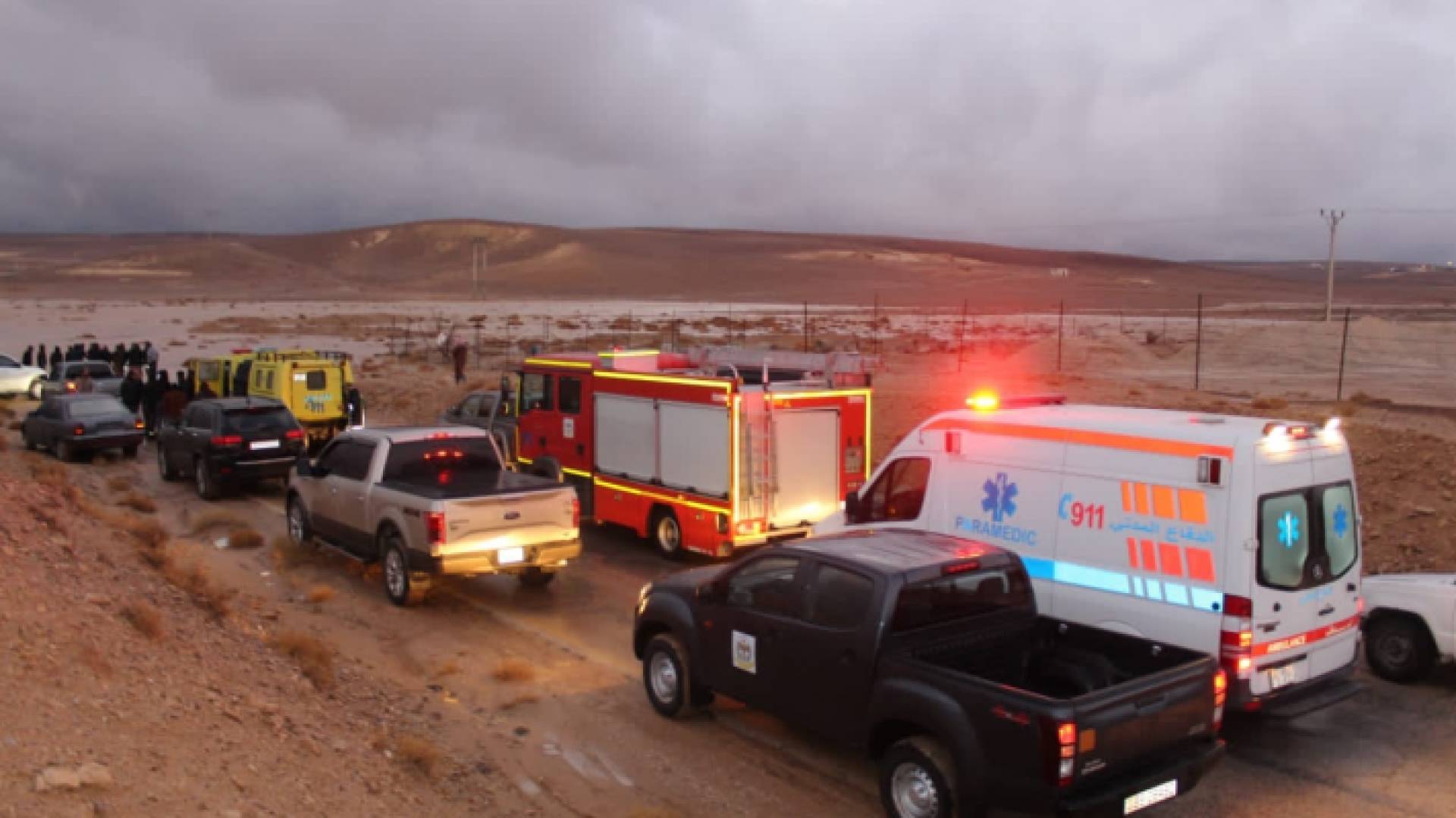 مركبات إسعاف وآليات الدفاع المدني في أثناء إخلاء المحاصرين