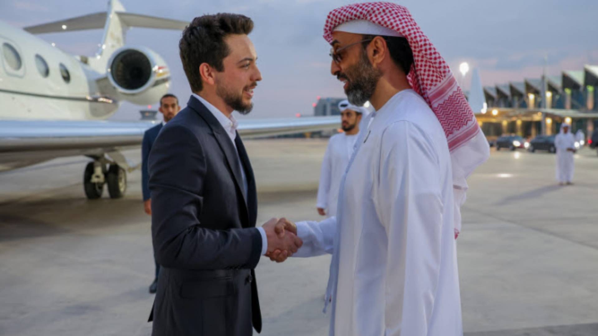 ولي العهد الأمير الحسين بن عبدالله الثاني لدى وصوله مطار البطين في أبو ظبي