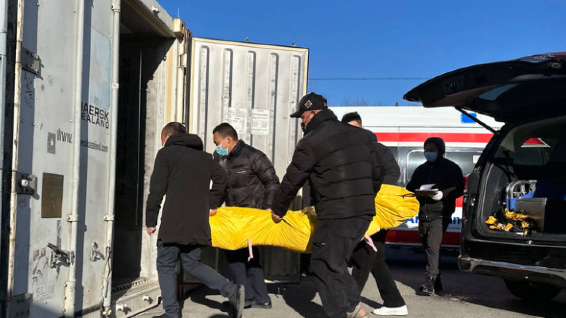 كوادر طبية تنقل مصابا بفيروس كورونا