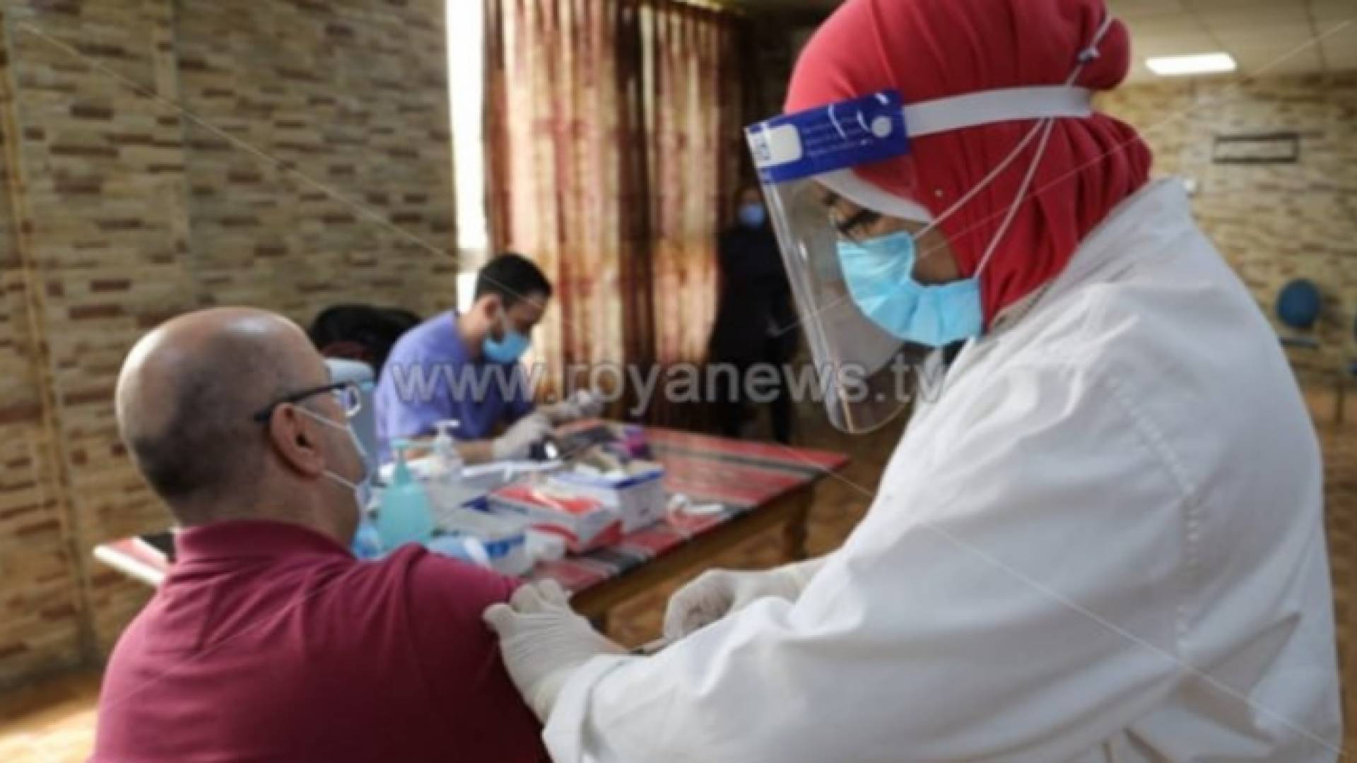 مواطن يتلقى المطعوم المضاد لفيروس كورونا