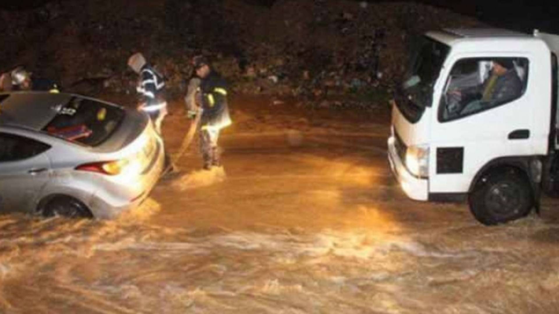 ارتفاع منسوب المياه في أحد طرق محافظة معان