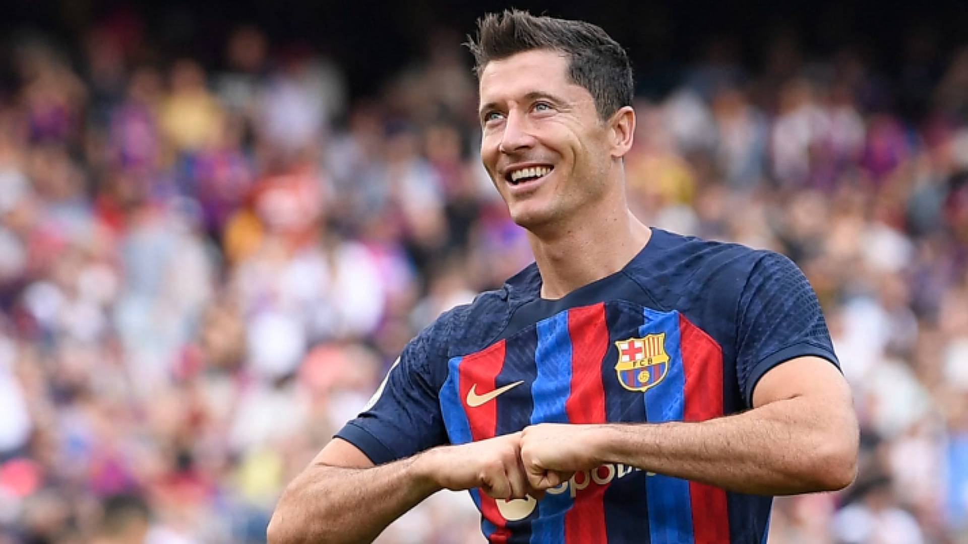 ليفاندوفسكي يحتفل بأحد أهدافه