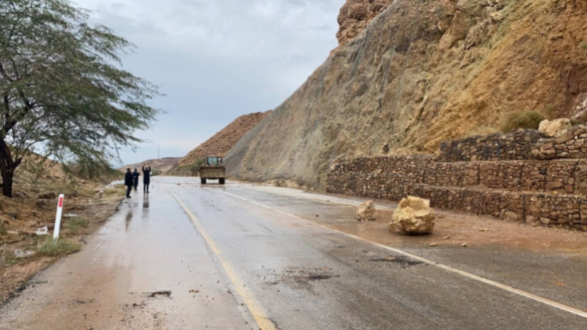 حجارة وأتربة على جوانب طريق وادي شعيب البحر الميت