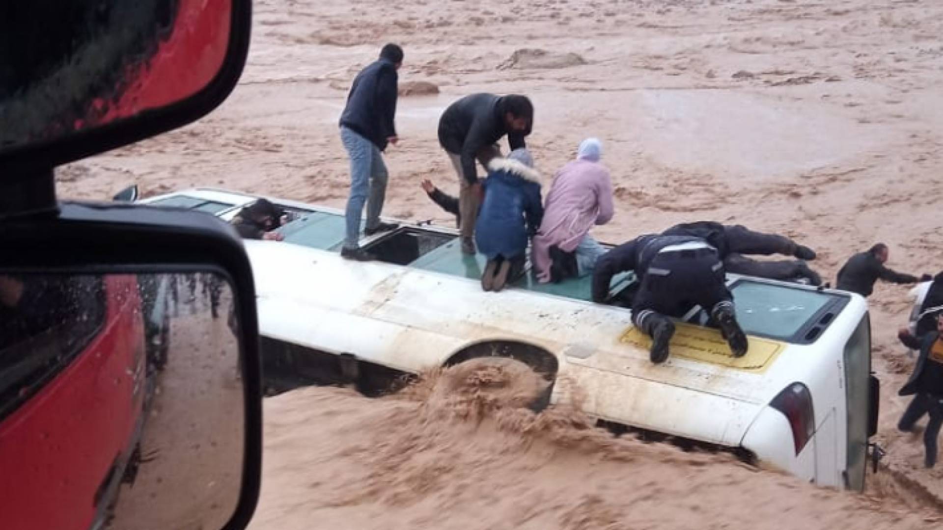 الحافلة عقب انجرافها