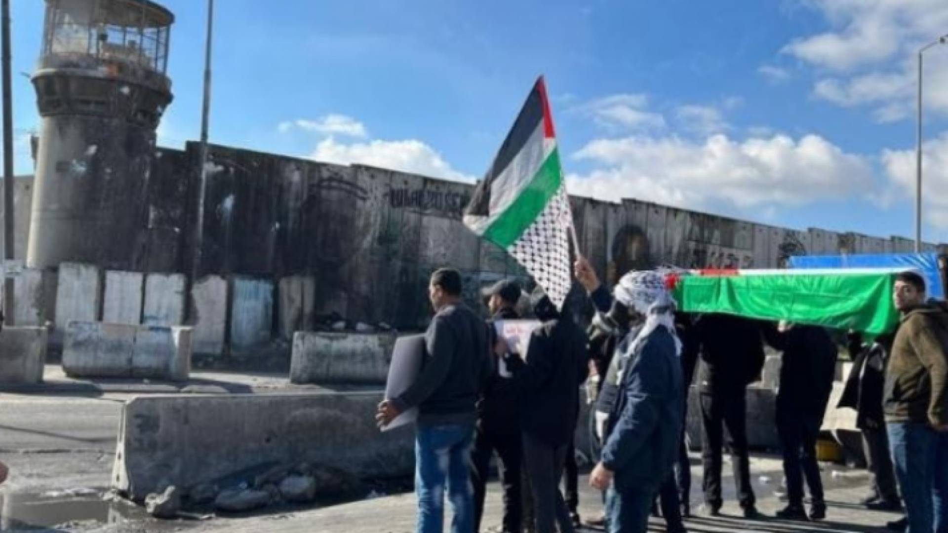 فلسطينيون يحملون نعشا على أكتافهم