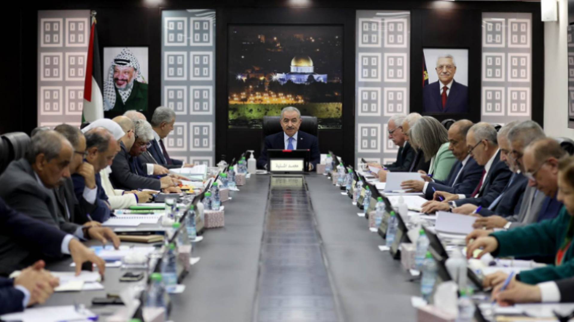 رئيس الوزراء الفلسطيني محمد اشتية (وسط) في أثناء جلسة للحكومة الفلسطينية