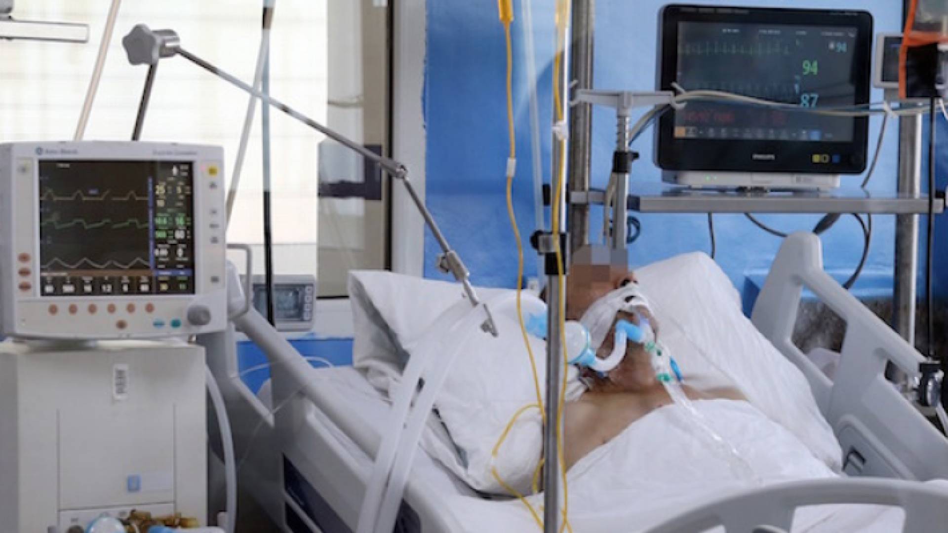 مريض على سرير الشفاء في أحد المستشفيات