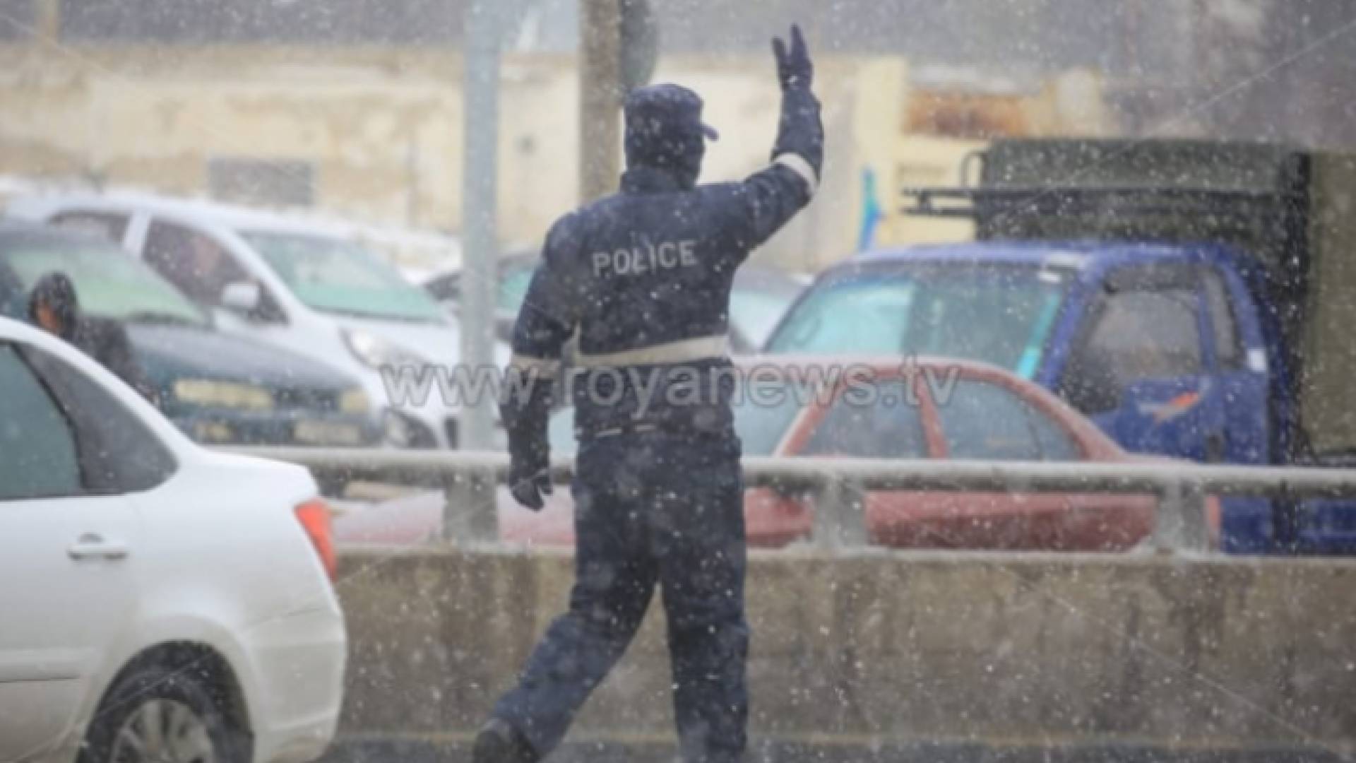 رجل أمن خلال منخفض جوي سابق