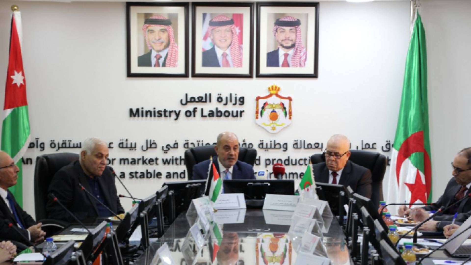 جانب من المباحثات في وزارة العمل