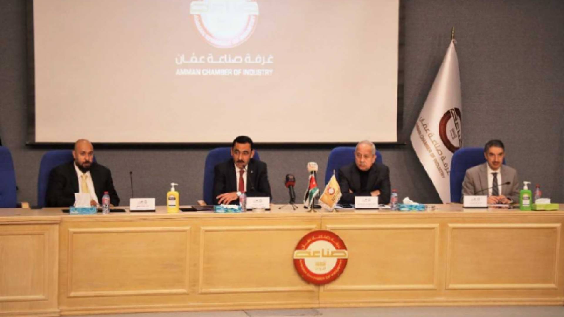 مدير عام المؤسسة العامة للغذاء والدواء نزار مهيدات (الثاني من اليسار) لدى افتتاحه دورة تدريبية بعنوان "جودة وسلامة الغذاء في مصانع الأغذية"