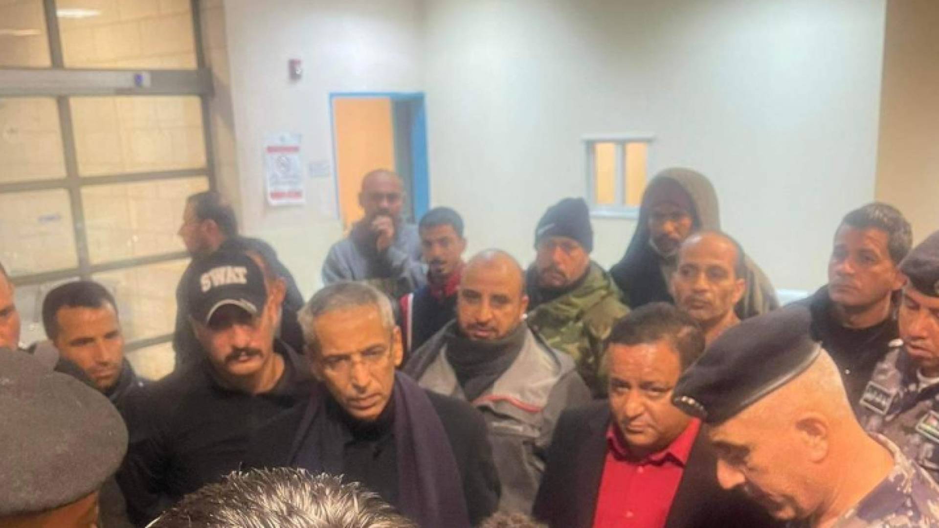 جانب من زيارة محافظ المفرق إلى المصابين في المستشفى