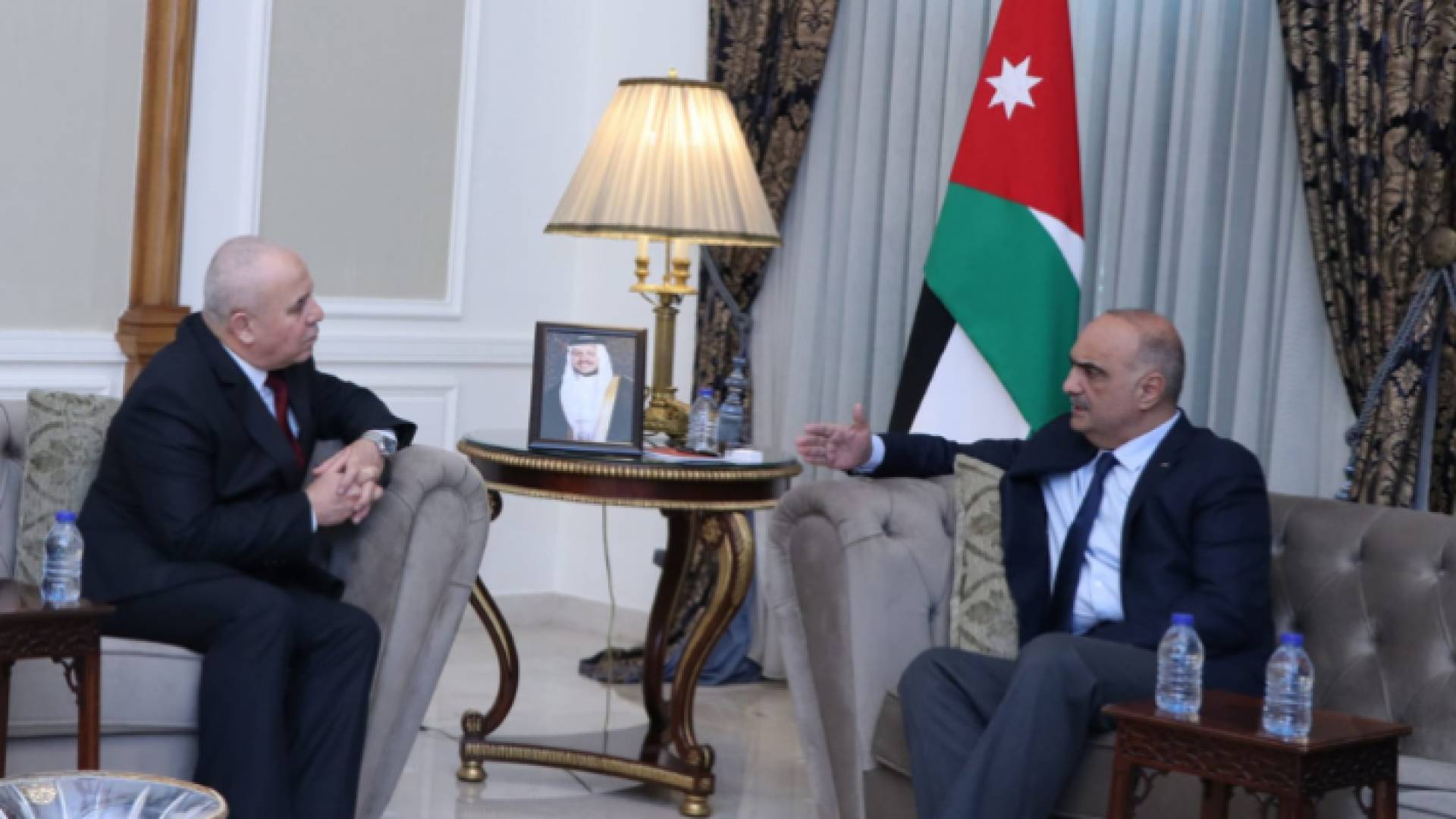 رئيس الوزراء بشر الخصاونة (يمين) ووزير العمل الجزائري يوسف شرفة