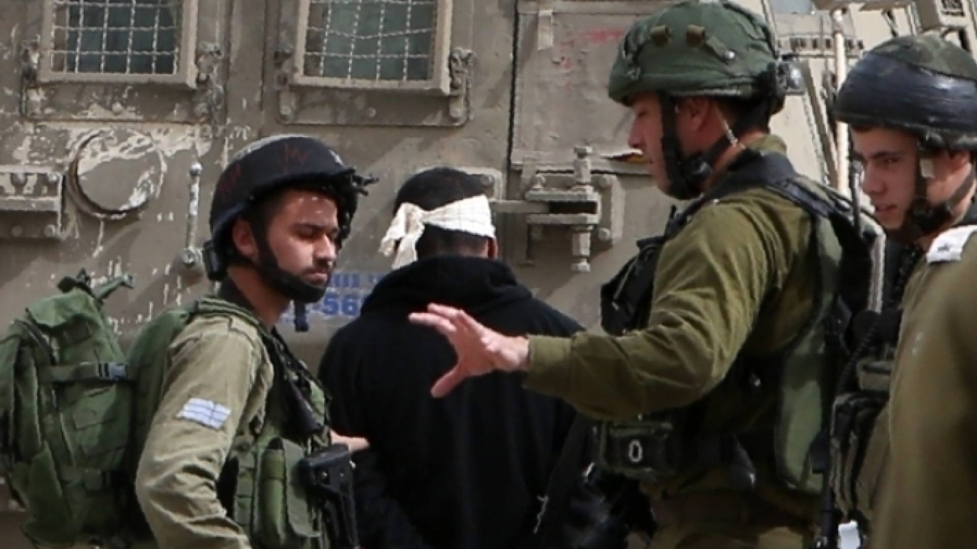 الاحتلال يعتقل فلسطينيا - أرشيفية