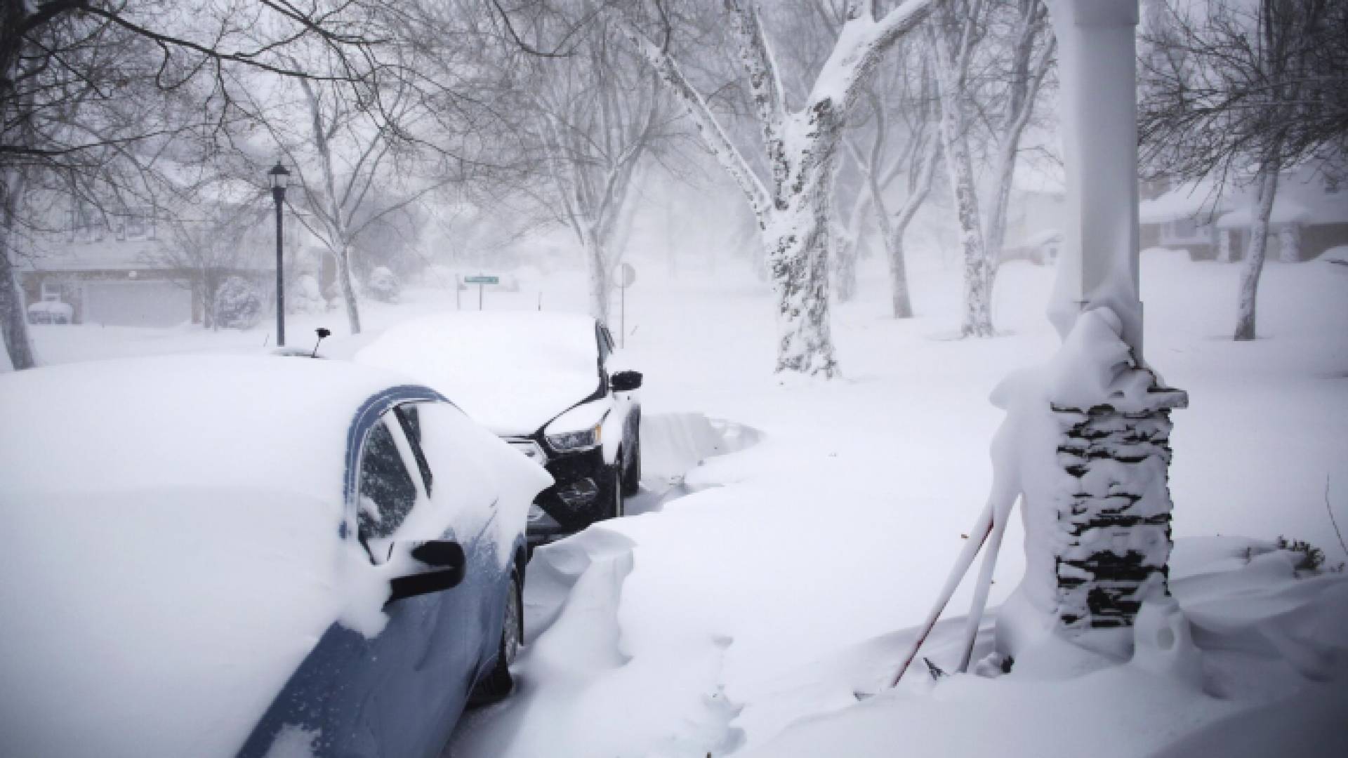 الثلوج تغطي المركبات في الولايات المتحدة