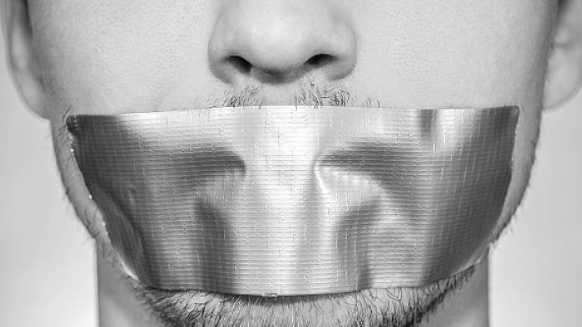 شخص يضع لاصقا على فمه - تعبيرية