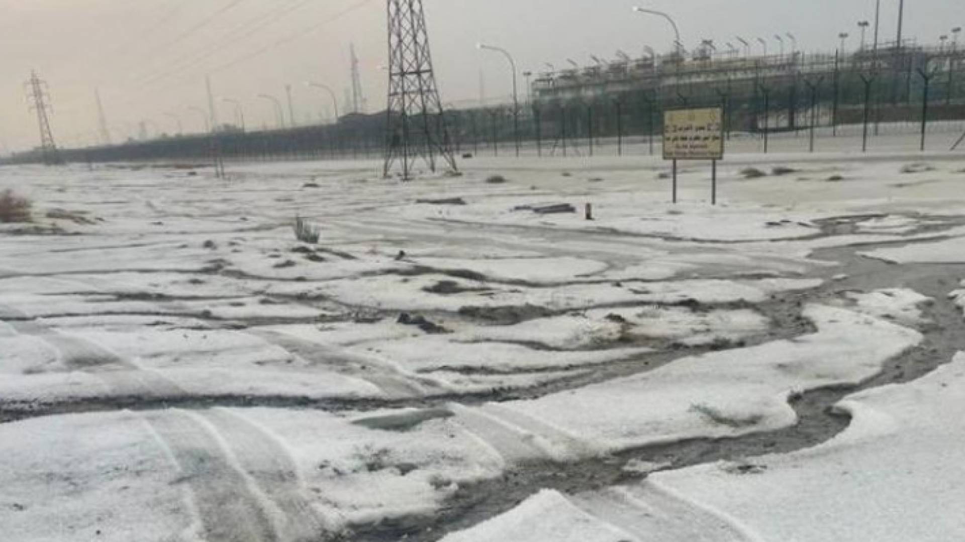 ثلوج في إحدى المدن الكويتية