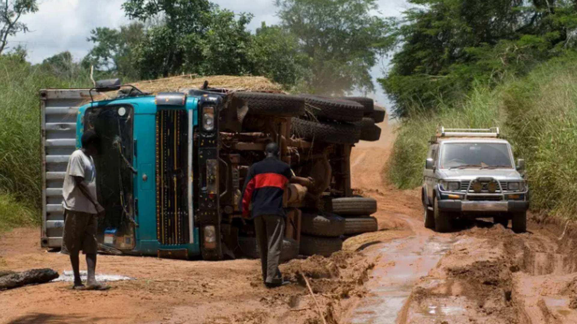 انقلاب شاحنة في إحدى المدن السودانية
