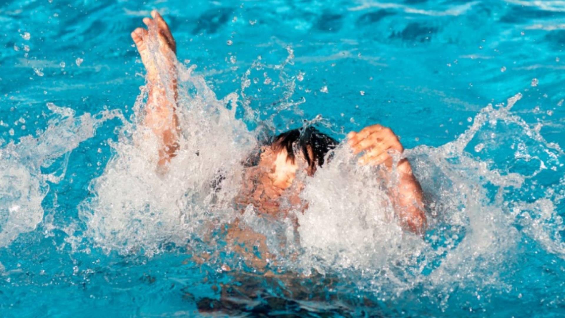 صورة توضيحية لطفل يغرق