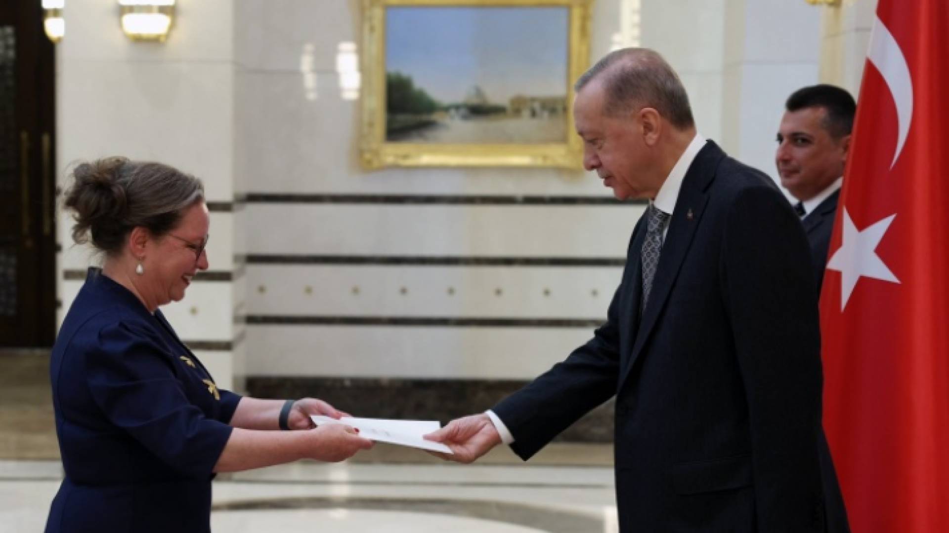 سفيرة الاحتلال الإسرائيلي إيريت ليليان تسلم أرواق اعتمادها للرئيس التركي رجب طيب أرودغان