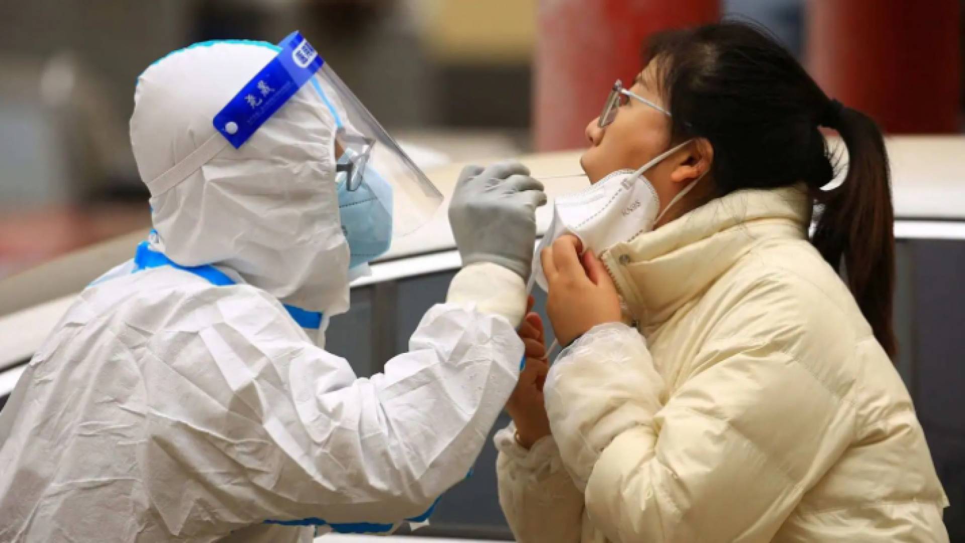 عامل في القطاع الصحي يأخذ عينة كورونا