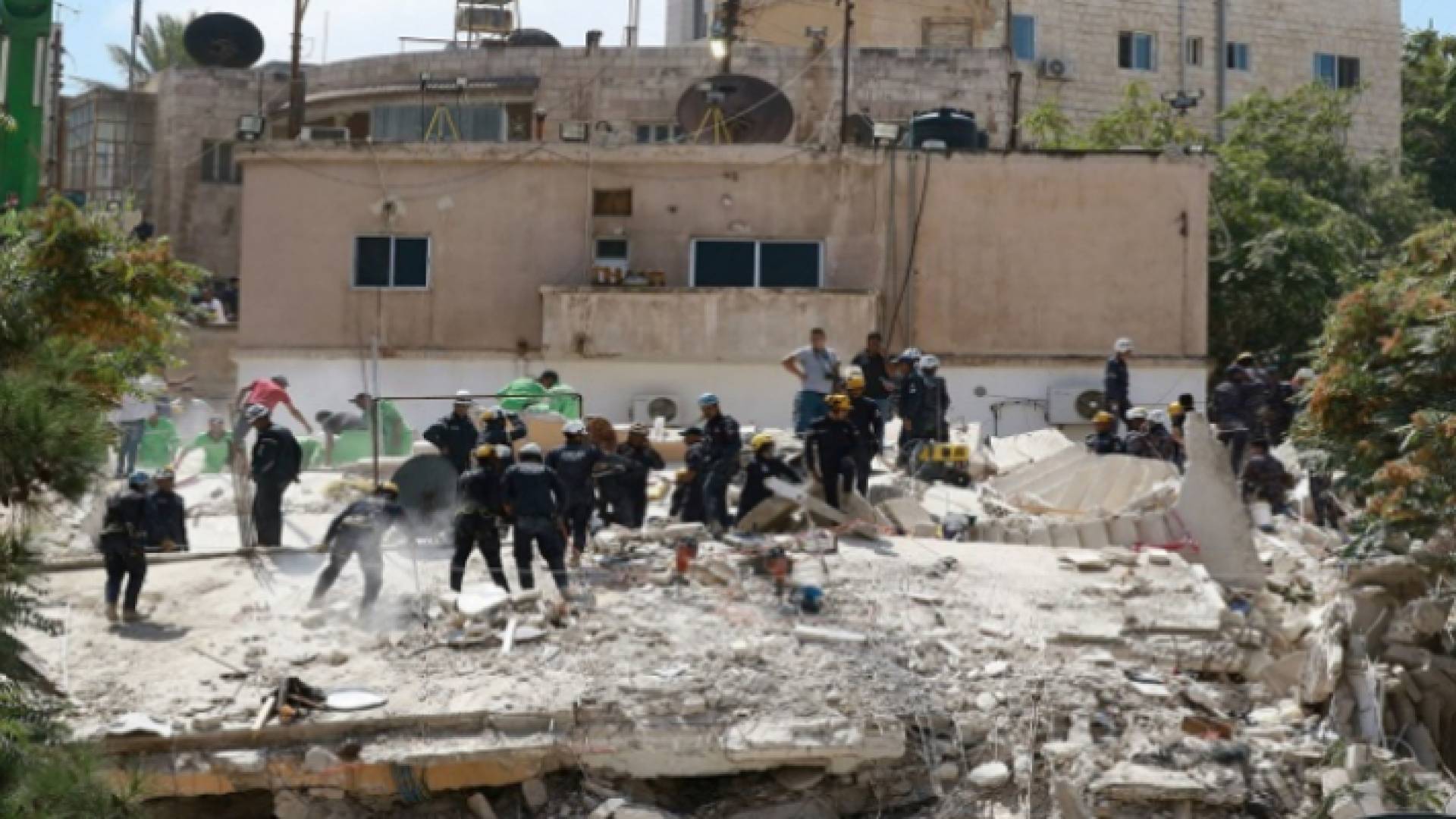 صورة لأعمال البحث تحت أنقاض بناية اللويبدة في عمان