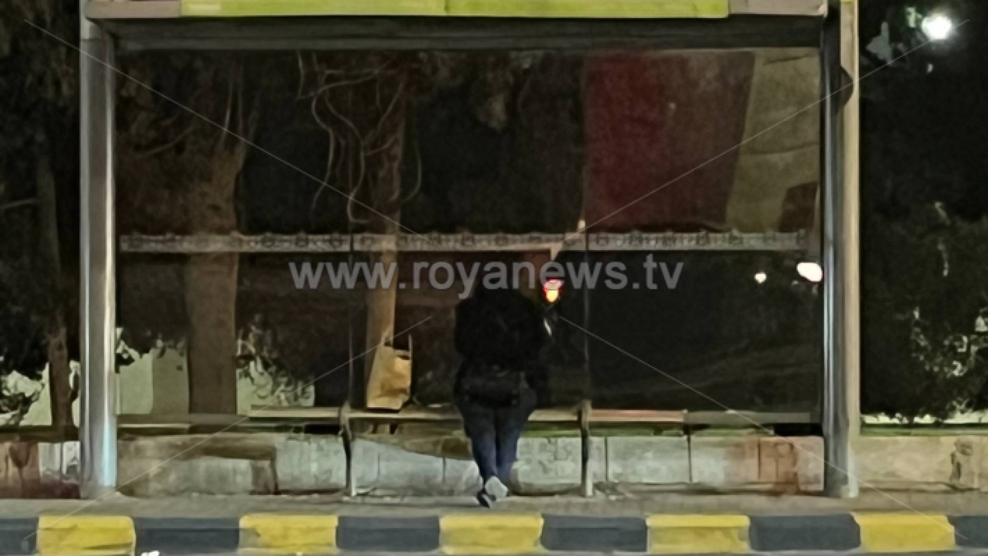 الشابة التي تجلس قرب الدوار السادس