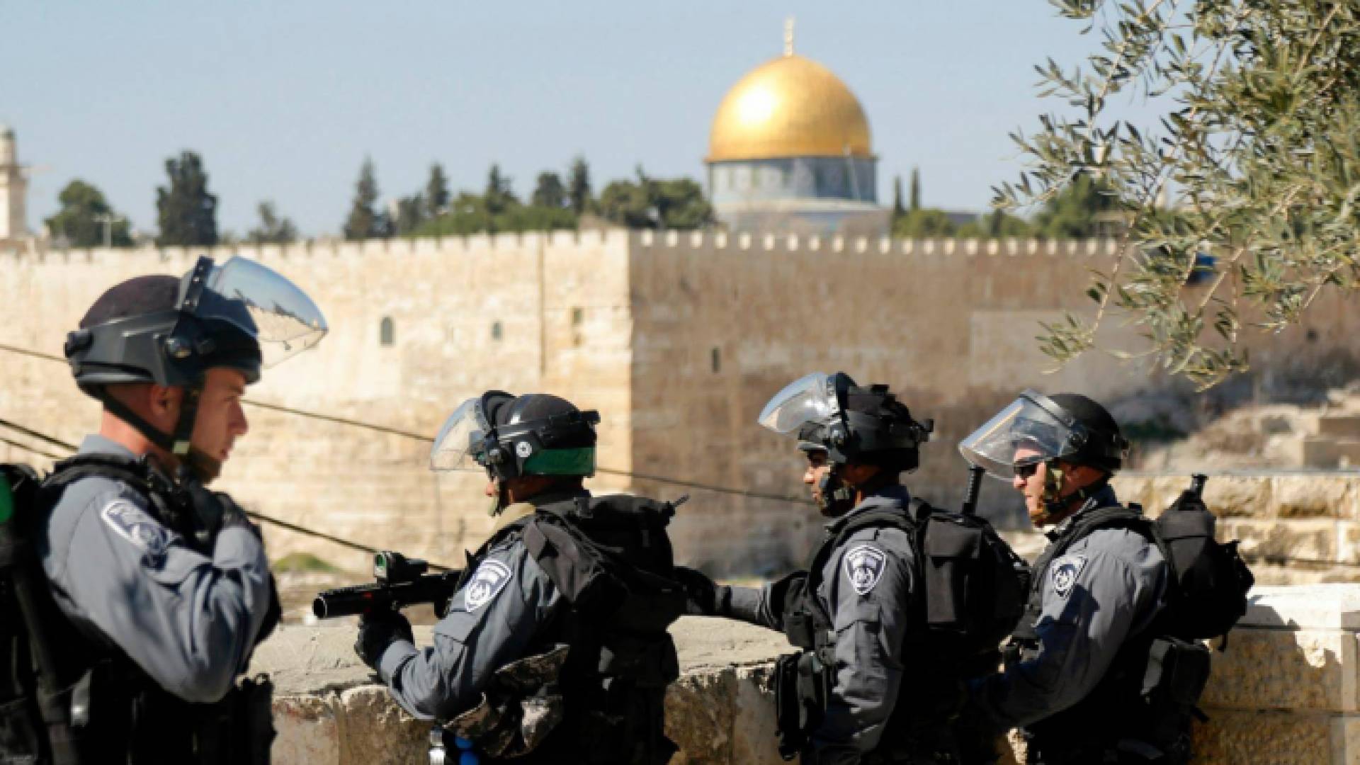 عناصر من قوات الاحتلال أمام المسجد الأقصى