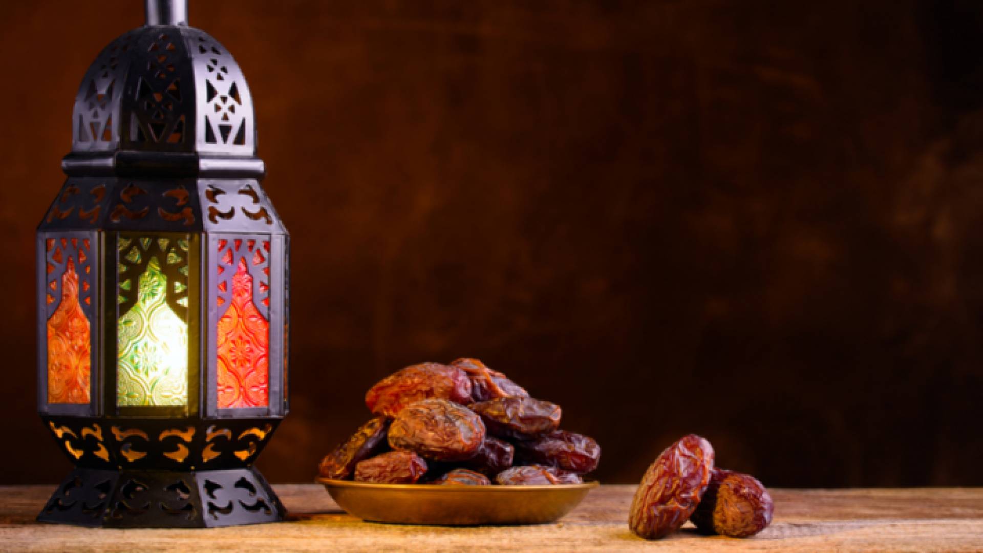 تمر إلى جانب مصباح يدوي صغير