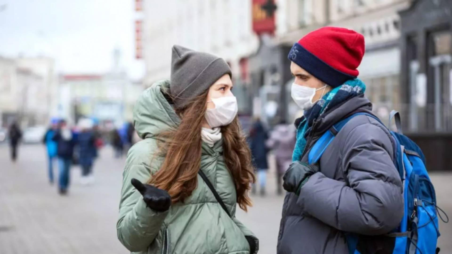 أوروبيون يرتدون الكمامات