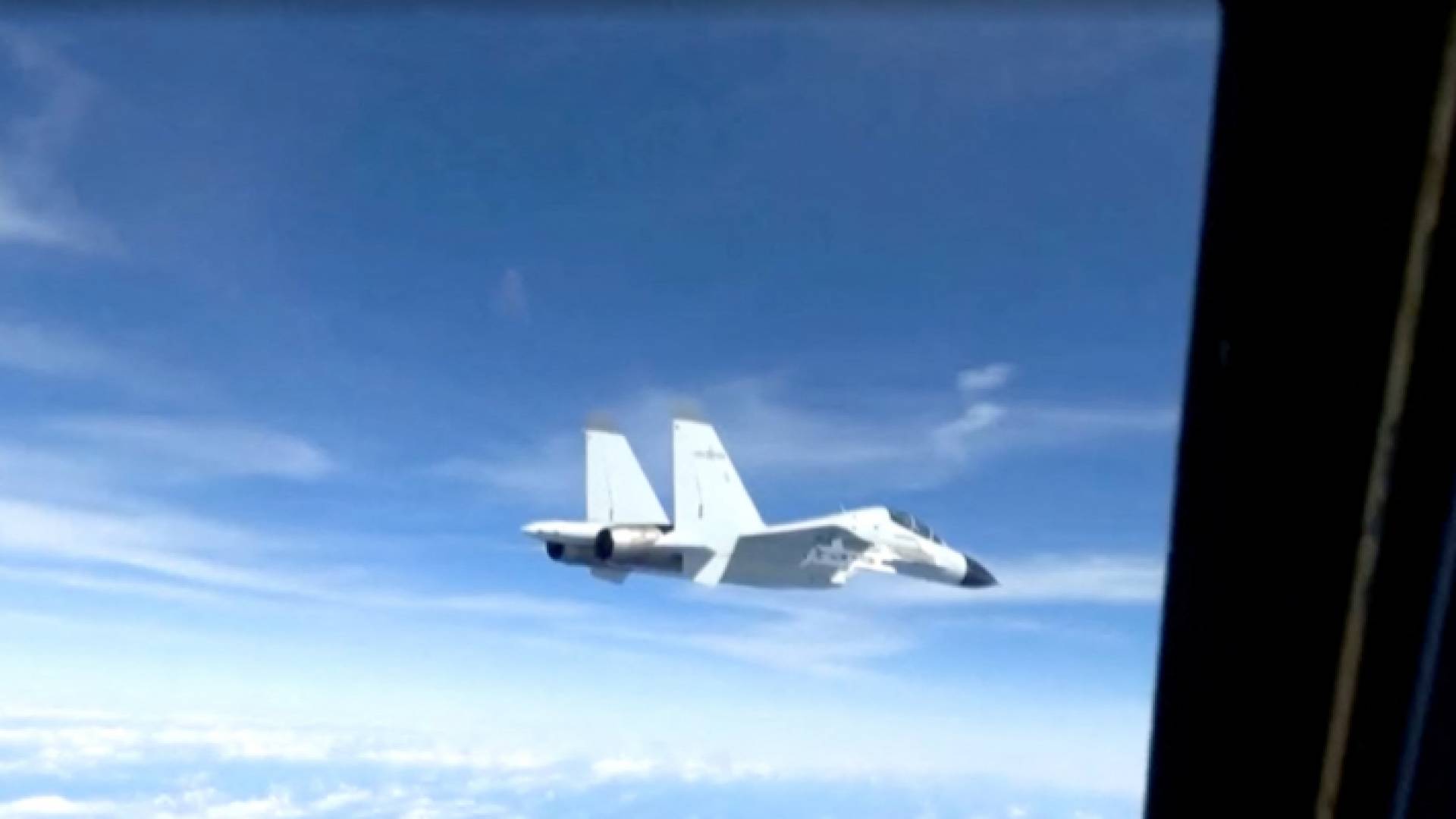 المقاتلة الأمريكية أثناء تجنبها الاصطدام بأخرى صينية