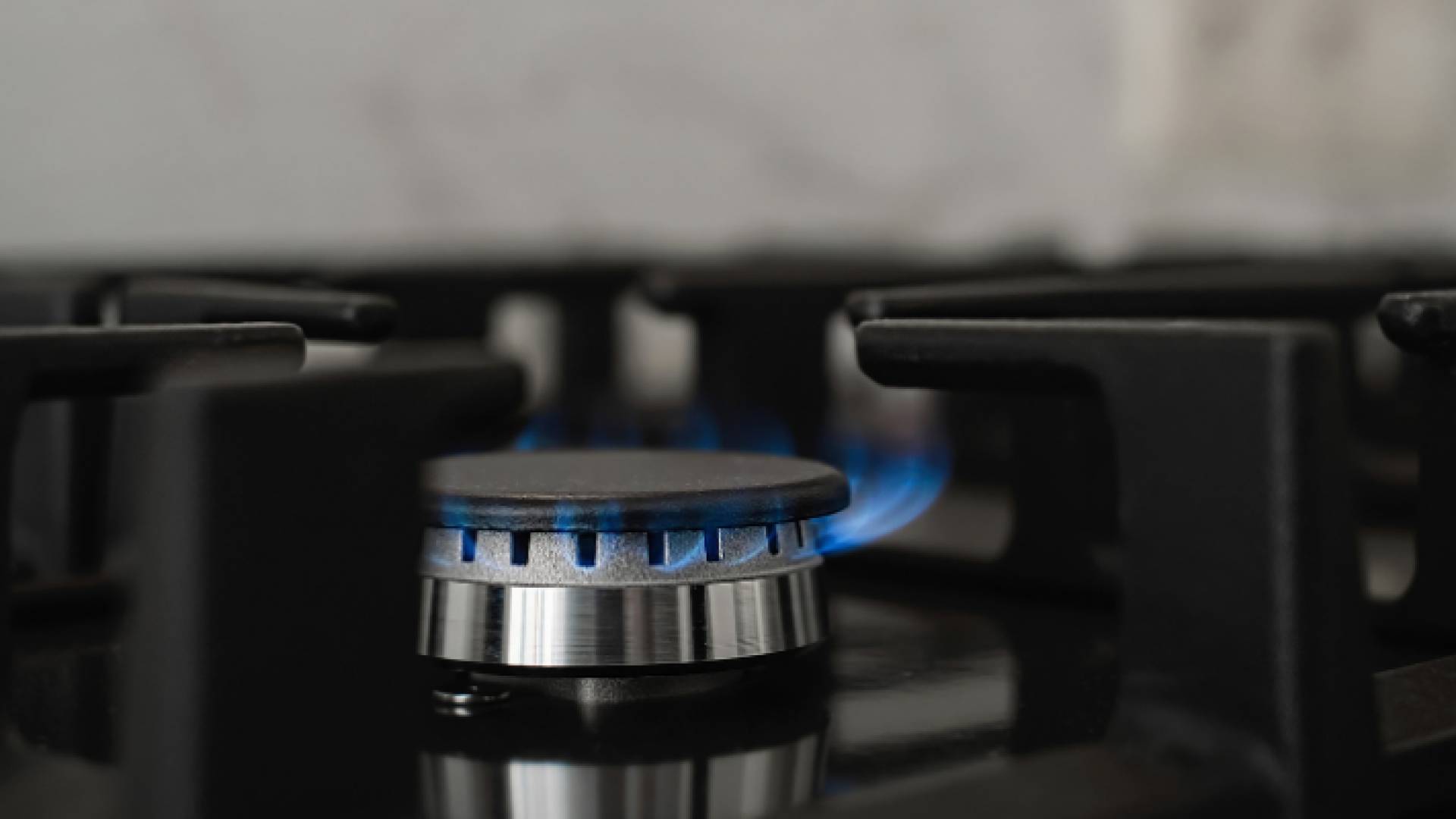 صورة لألسنة لهب تتصاعد من موقد يعمل على الغاز