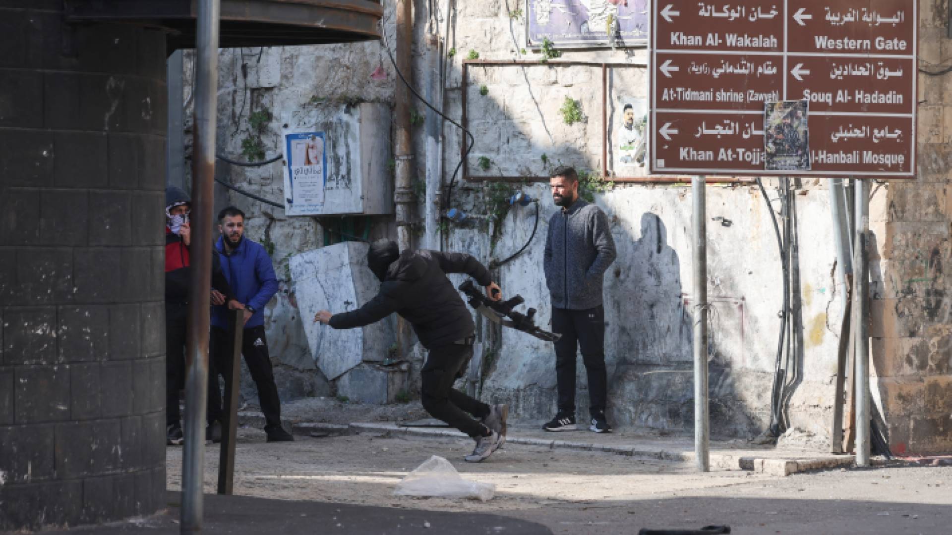 جانب من تصدي الشبان لقوات الاحتلال