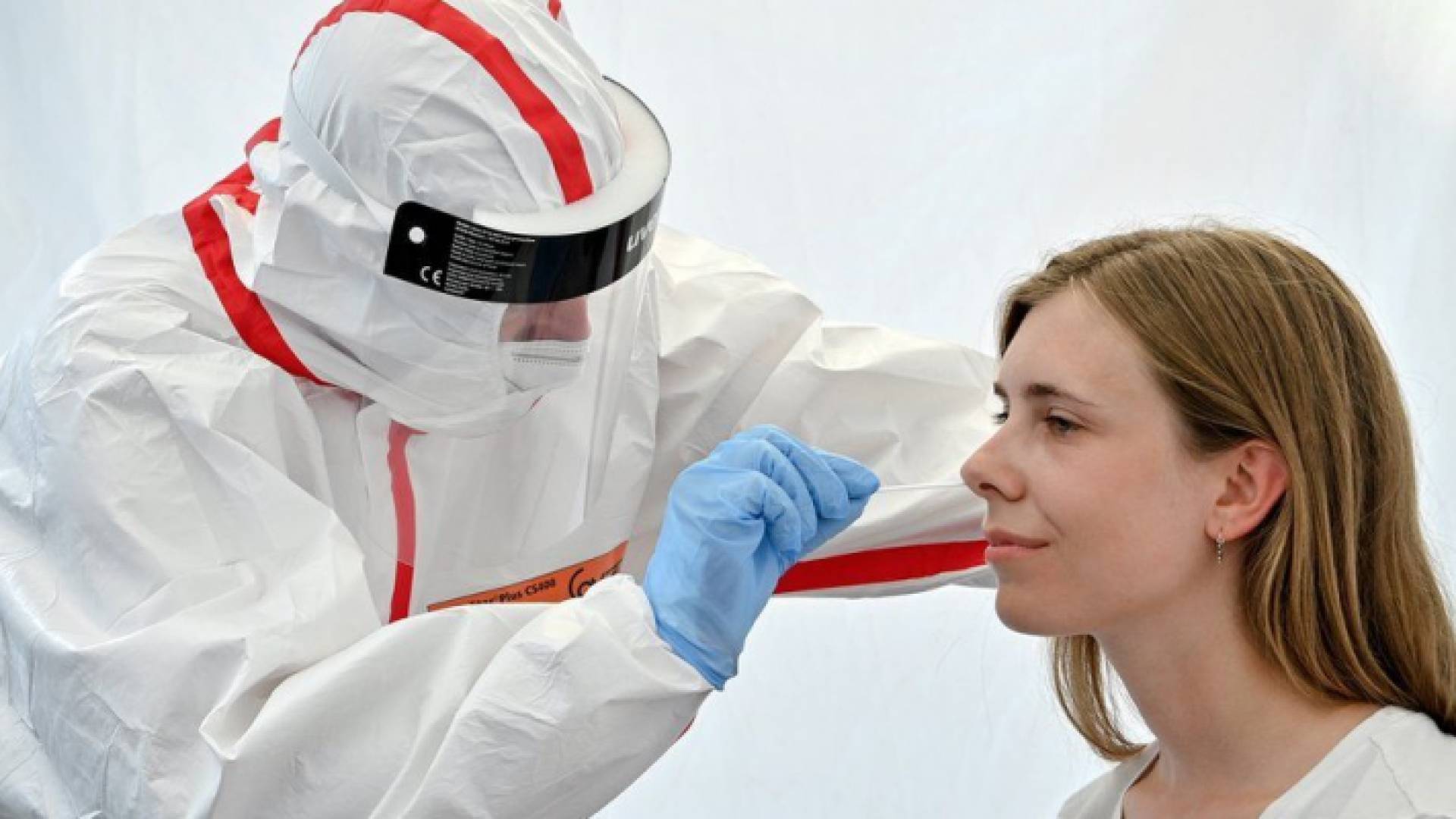 سيدة تجري فحص كورونا