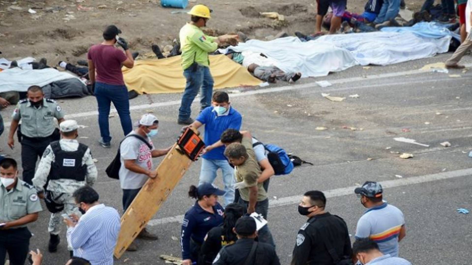 تجمع لأشخاص بعد حادث مروري في المكسيك - أرشيفية