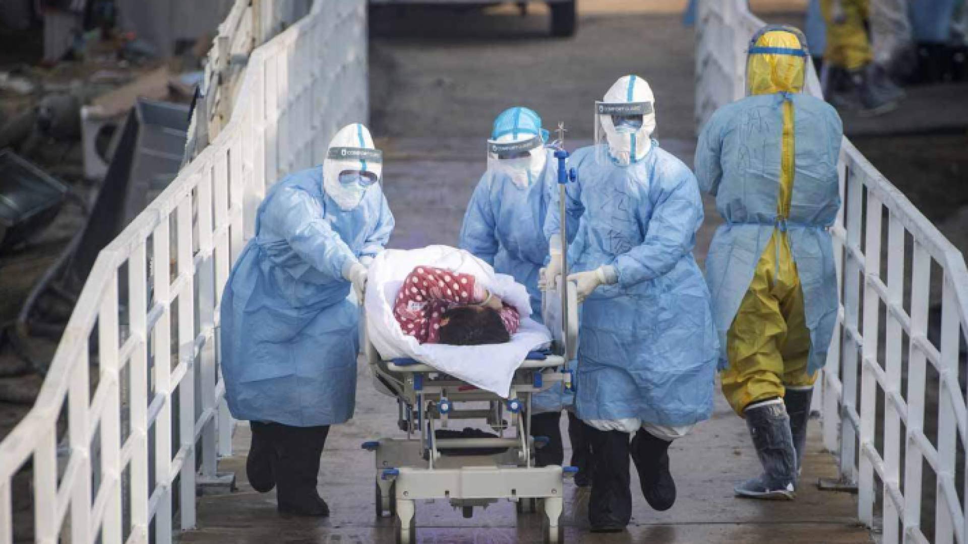 كوادر طبية تتعامل مع حالات مصابة بكورونا في الصين