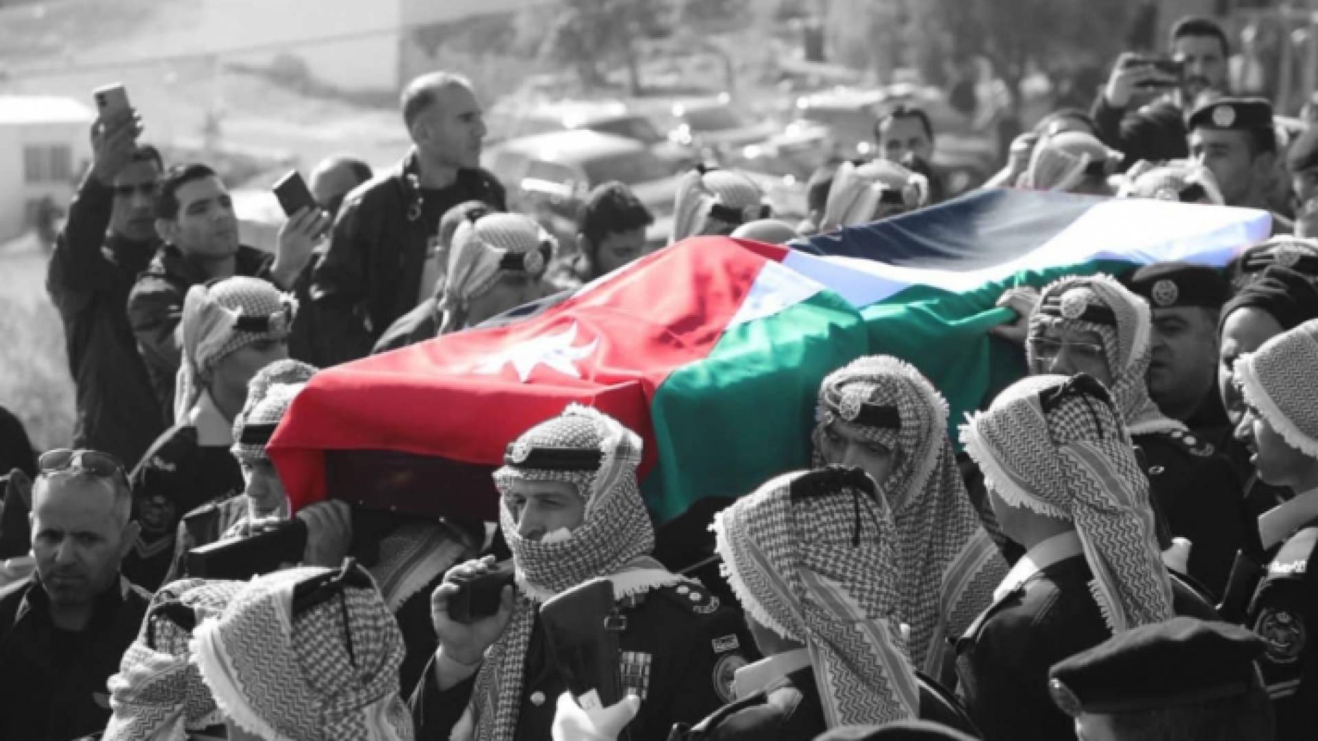 صور رجال الأمن العام في تشييع جثمان أحد المرتبات الذي ارتقى شهيدا في سبيل الوطن