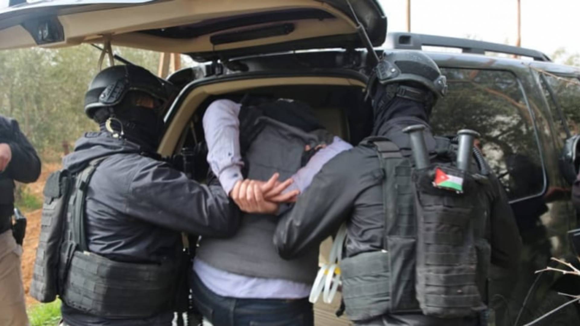 منتسبو مكافحة المخدرات في أثناء القبض على أحد تجار المخدرات